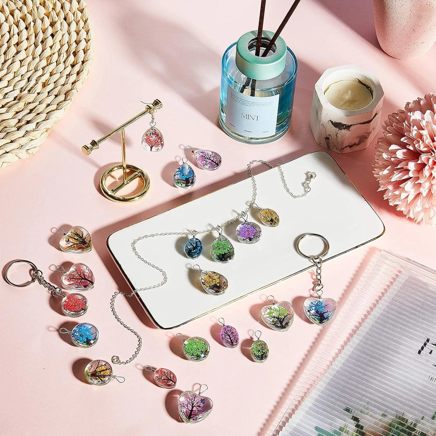 40 Pieces Dried Flower Pendant Dried Flower Tree Charms Resin Dried Pressed Flower Pendant Lacework Transparent Glass Ball Beads round Floating Pendant Mixed Colors for Making Jewelry DIY Craft