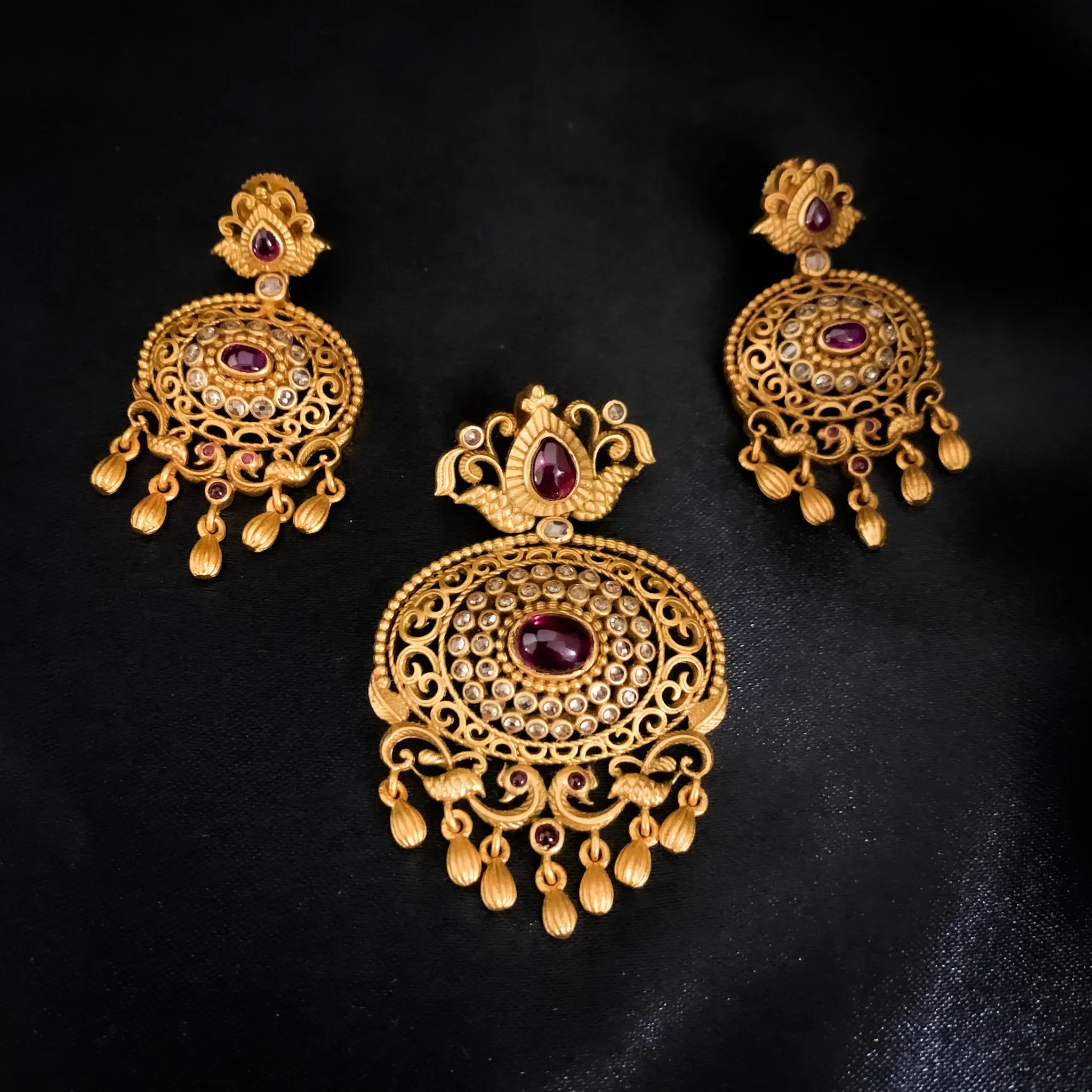 Exquisite Antique Matte Gold Finish with Kemp Stone and Uncut CZ stones Pendant set