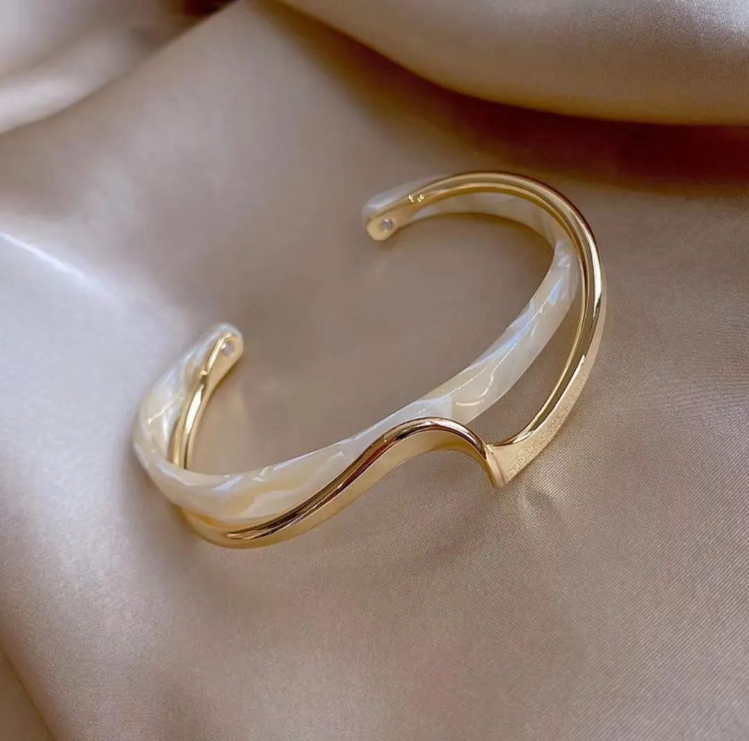 Simple Twisted Pattern Metal Open Bracelet-Bangle.