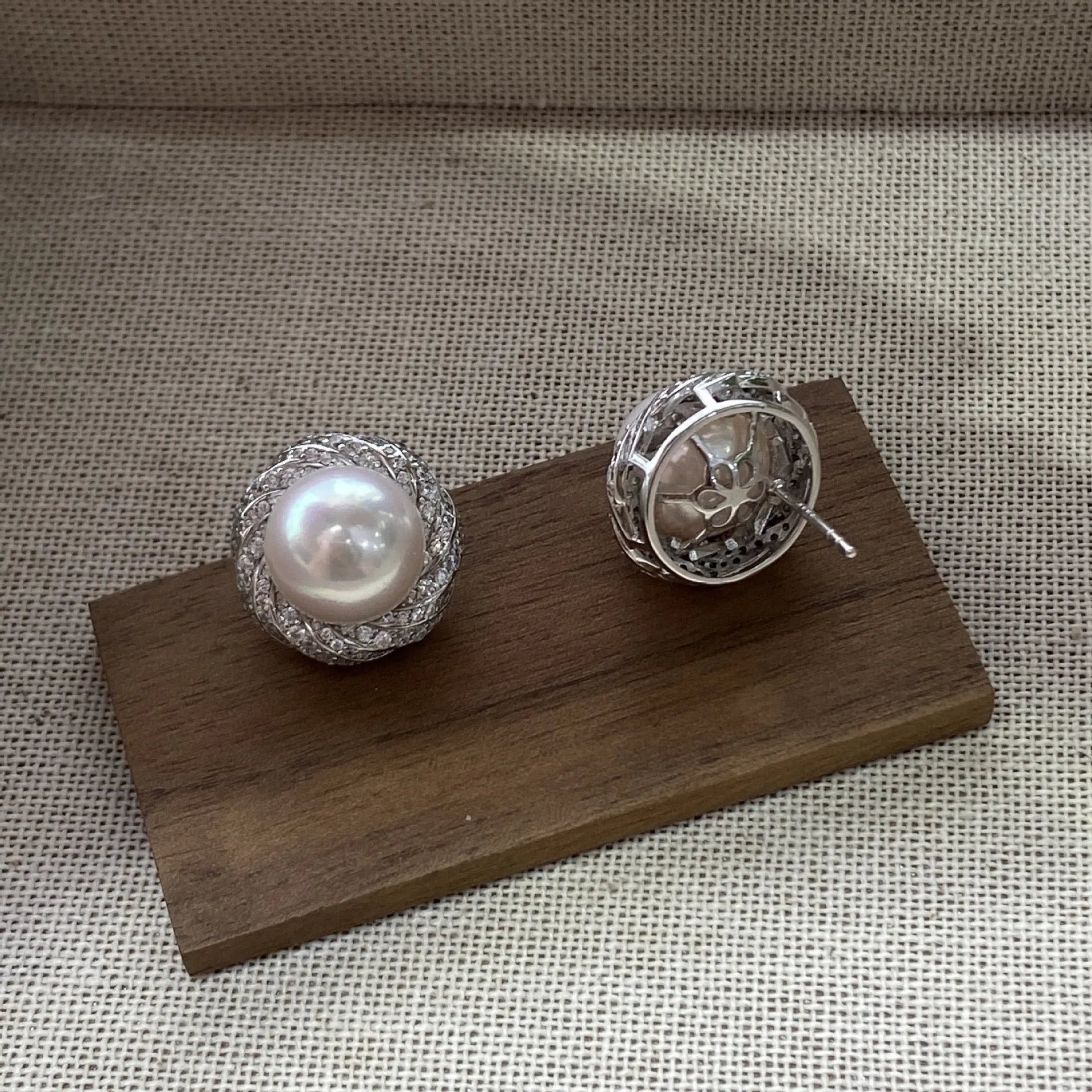 Timeless Pearl Crystal Swirl Stud Earrings -Lustrous and Radiant